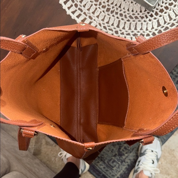 Elegant Brown Leather Tote Bag - Picture 8 of 10